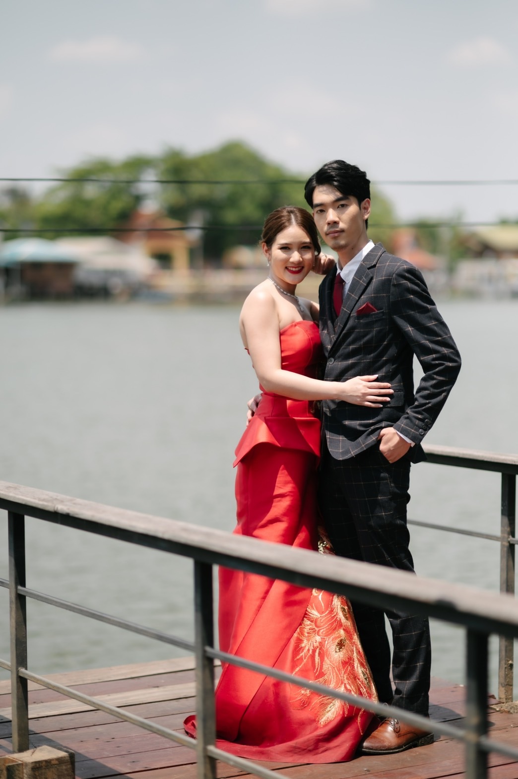 ภาพคู่บนระเบียงริมแม่น้ำเจ้าพระยา