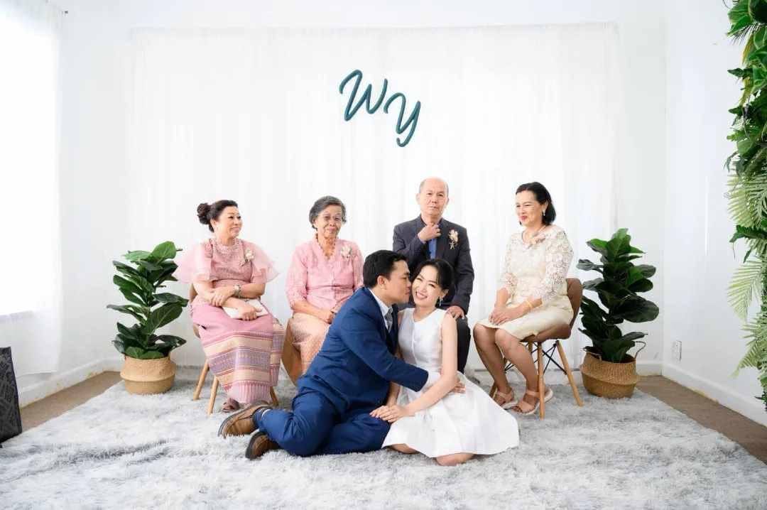ช่วงเวลาอบอุ่นของคู่บ่าวสาวและครอบครัว