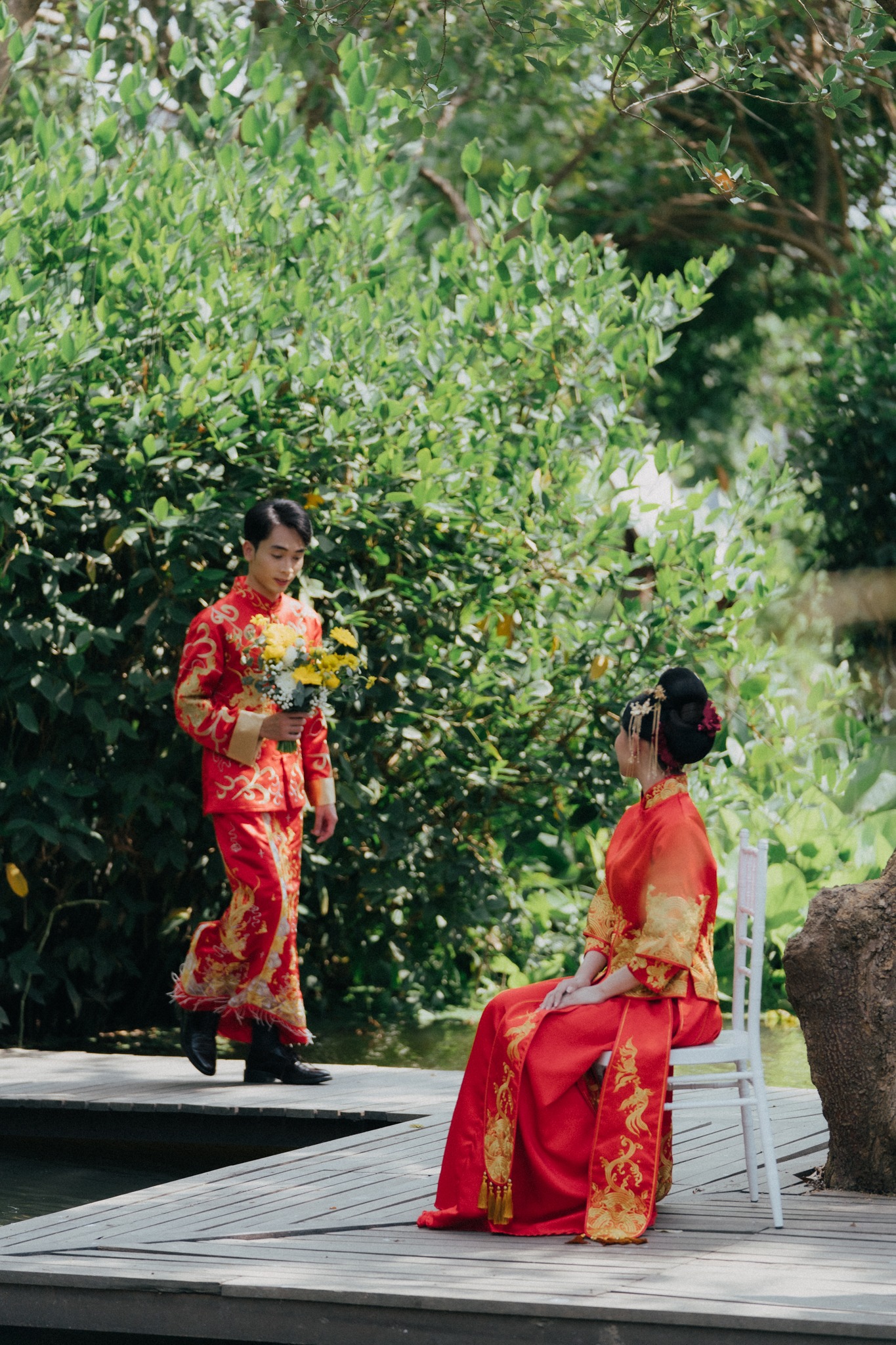 มุมถ่ายภาพคู่ท่ามกลางต้นไม้